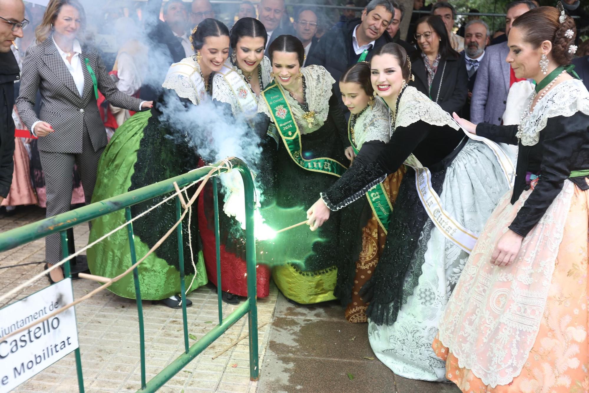 Las reinas de la Magdalena en el momento del encendido de la mascletà de hoy, con Barreda y Massó de invitados de excepción.