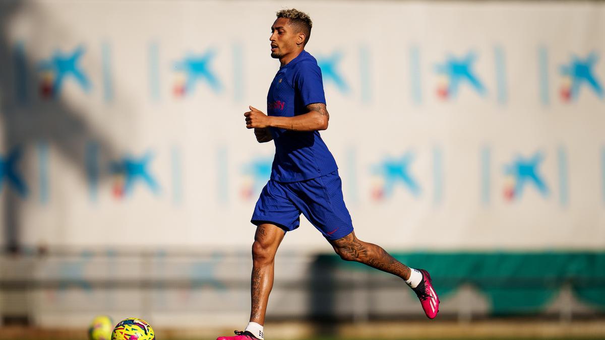 El brasileño Raphinha, que no jugará contra el Elche por sanción, durante el entrenamiento de este martes