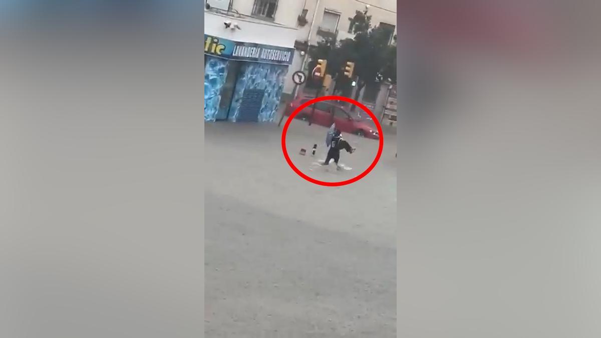 Un hombre salva a una señora de las inundaciones de Málaga cogiéndola en brazos