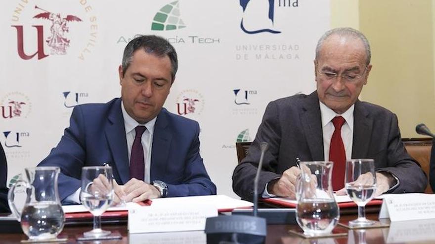 Juan Espadas y Francisco de la Torre firmando el convenio entre ambas ciudades.