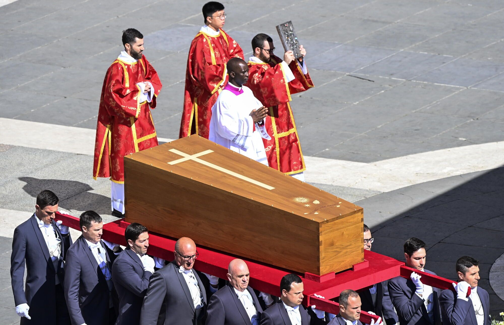 Vatican City (Vatican City State (Holy See)), 26/04/2025.- Pallbearers carry the coffin during the funeral Mass of Pope Francis in Saint Peter's Square in Vatican City, 26 April 2025. Pope Francis passed away on Easter Monday, 21 April 2025, at the age of 88. (Papa) EFE/EPA/RICCARDO ANTIMIANI