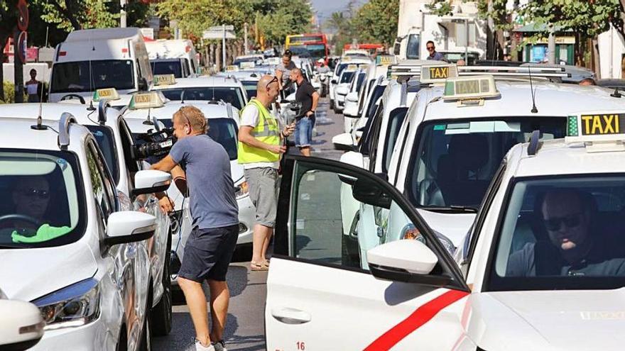 Caravana de protesta de los taxistas de Ibiza, en julio de 2018, contra las VTC.