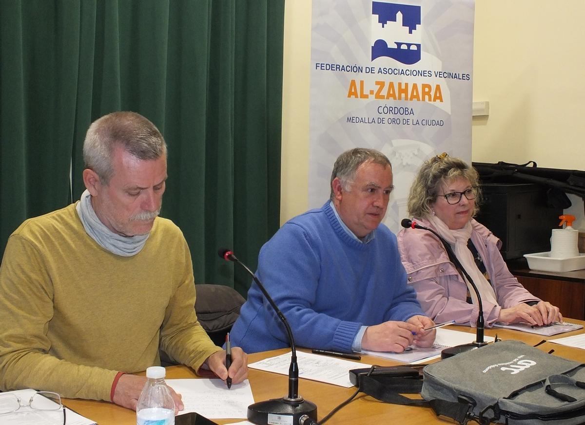José Luis Blanco, secretario; Antonio Toledano, presidente, y Carmen Olmo, vicepresidenta, en la asamblea de la Federación Al-Zahara.