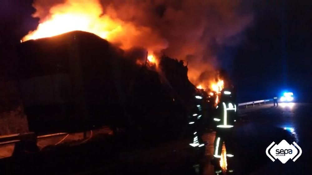 El incendio de un remolque obliga a cortar la Autovía del Cantábrico en Llanes