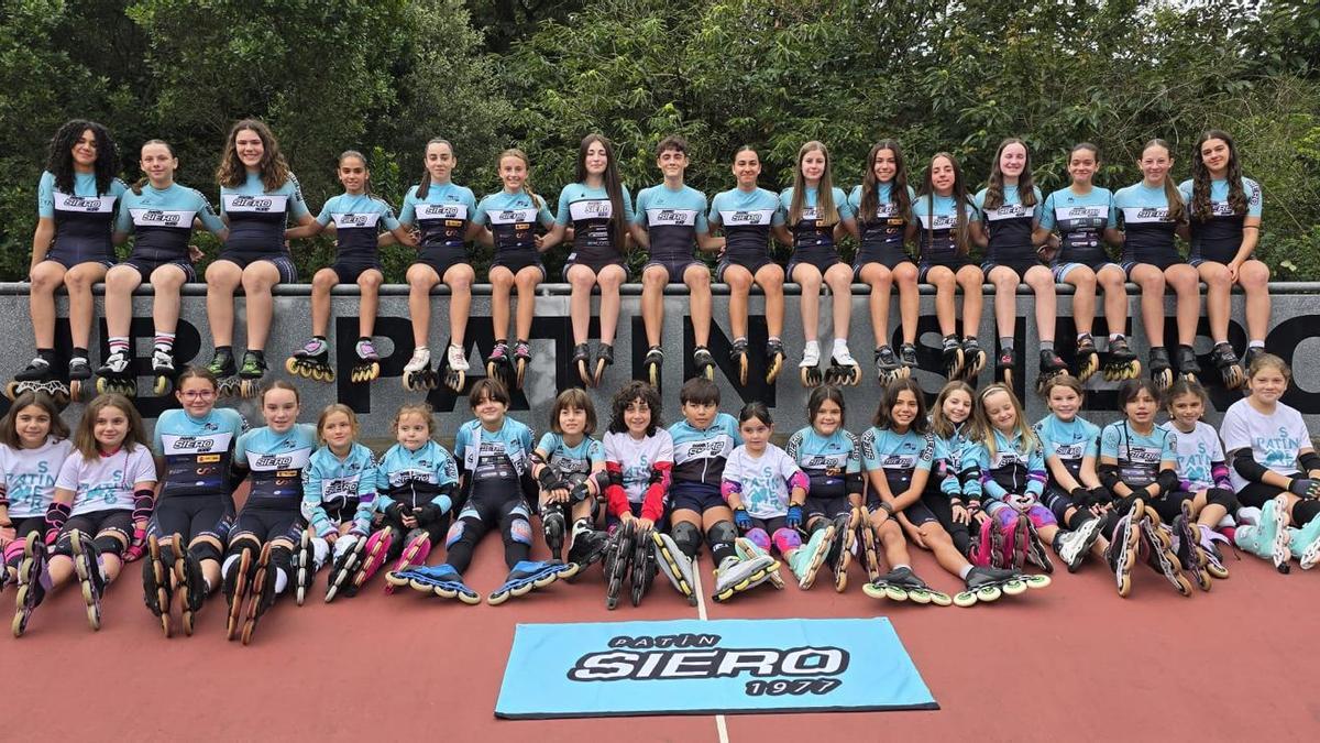 La escuela del Club Patín Siero posa con el nuevo body de esta temporada