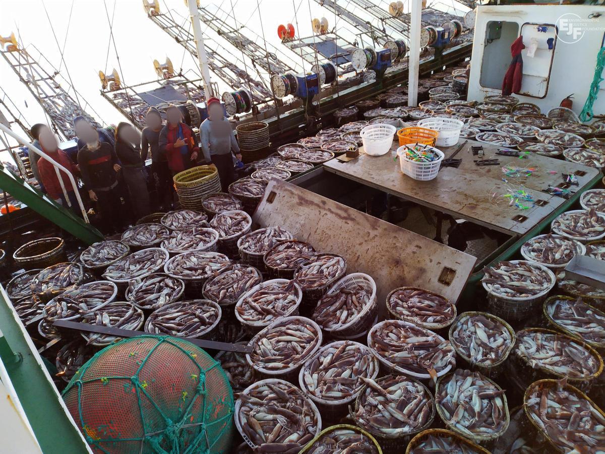 Cubierta de un potero chino hasta los topes de calamares.