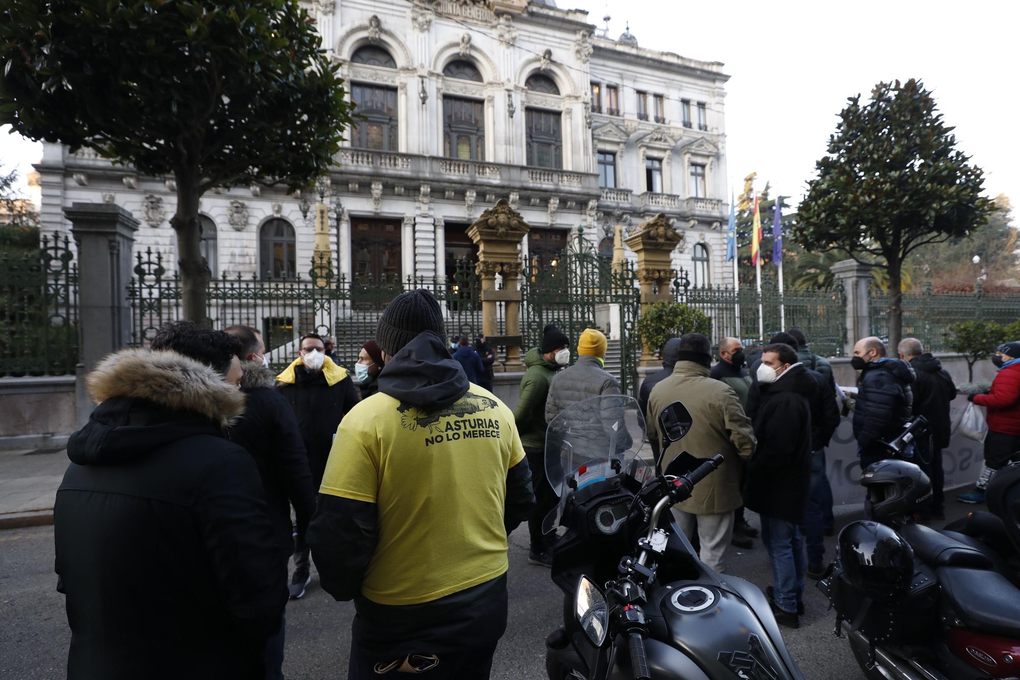 Manifestación de trabajadores de Alu Ibérica frente a la Junta