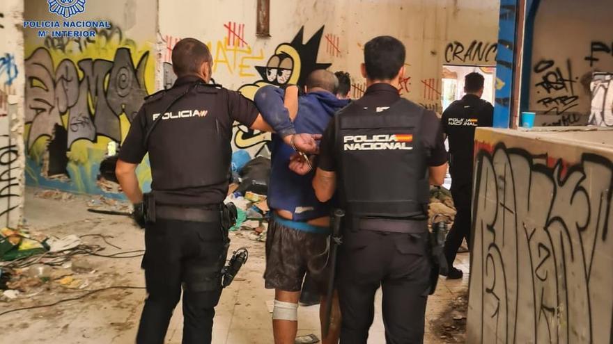 Agentes de la Policía Nacional detienen al presunto atracador.