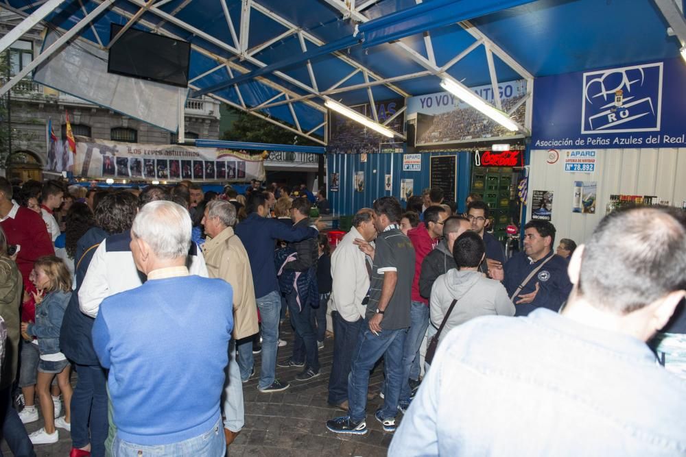 Jugadores del Real Oviedo visitan el chiringuito de la APARO en San Mateo