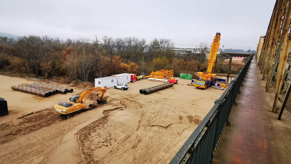 Trabajos que se llevan a cabo en el Puente de Hierro de Villa del Río.