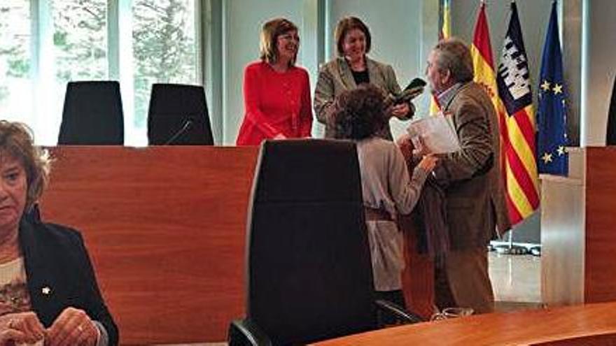 El conseller Gonzalo Juan conversa con Carmen Domínguez y Pepa Costa, tras el pleno.