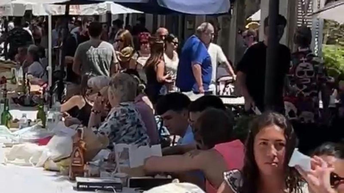 Participantes en la comida en la calle de Luanco.