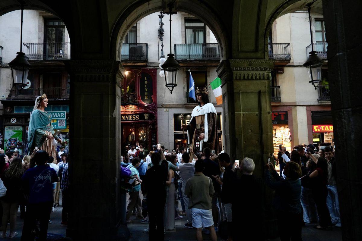 Toc d’inici de la Mercè 2025, gigantes y bestias en la plaza Sant Jaume de Barcelona