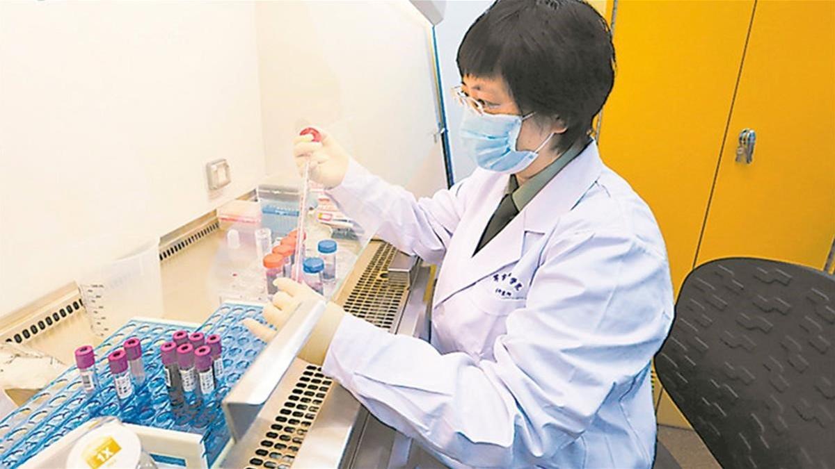 Una epidemióloga china iinvestiga con muestras de coronavirus