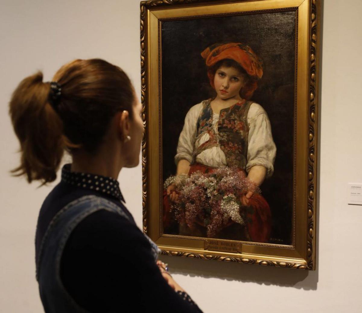 Una mujer contempla &quot;Florinda&quot;, de José Robles.