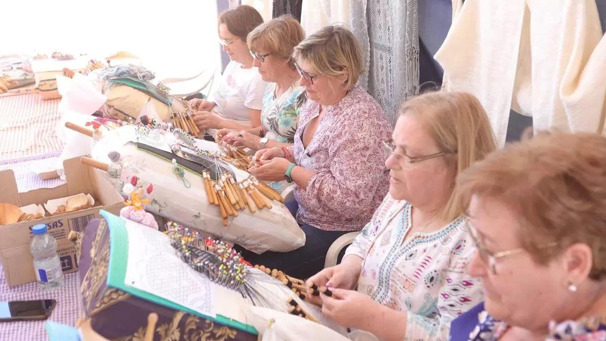 Palilleiras hacen encaje de bolillos, en la Feira das Nenas de A Silva en la edición de 2024.