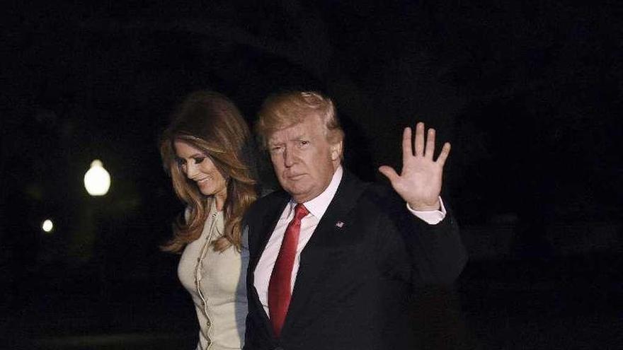 Trump y su esposa a su regreso a Washington tas la gira. // Reuters