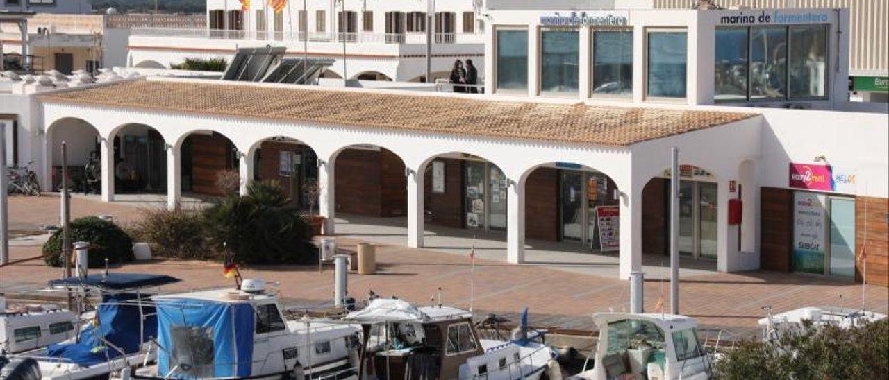 Instalaciones de la dársena de poniente con las oficinas de Marina de Formentera.