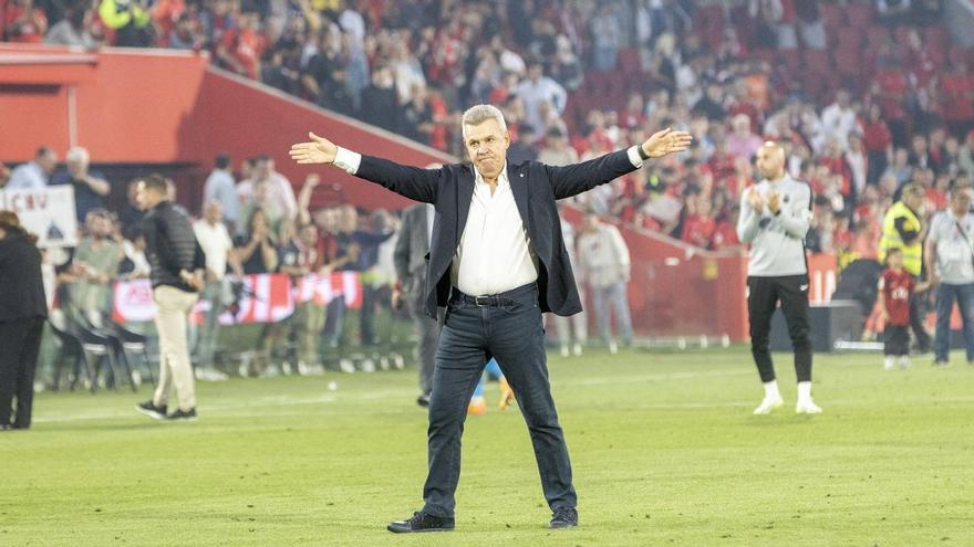 Javier Aguirre se despide de la afición del Mallorca al acabar el encuentro en Son Moix