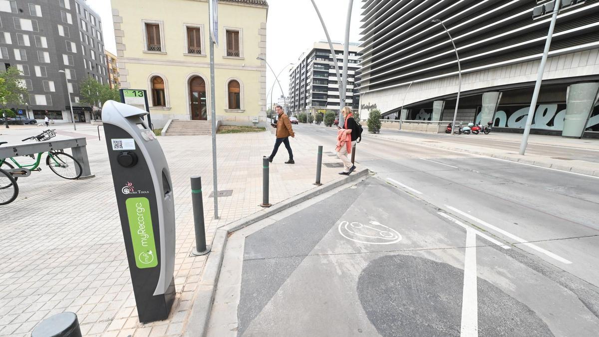 Punto de recarga en la avenida Villarreal de Castelló, este martes.