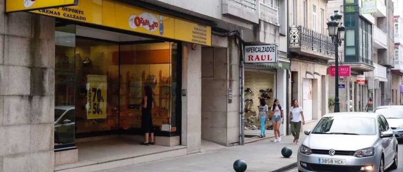 La tienda de O Zapatazo en Redondela, con carteles de liquidación. // José Lores