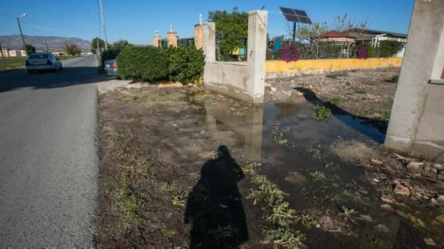 Todavía se pueden ver restos del temporal de lluvias en el campo de Crevillent.