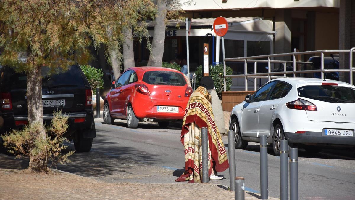 Una mujer sin techo en Ibiza.