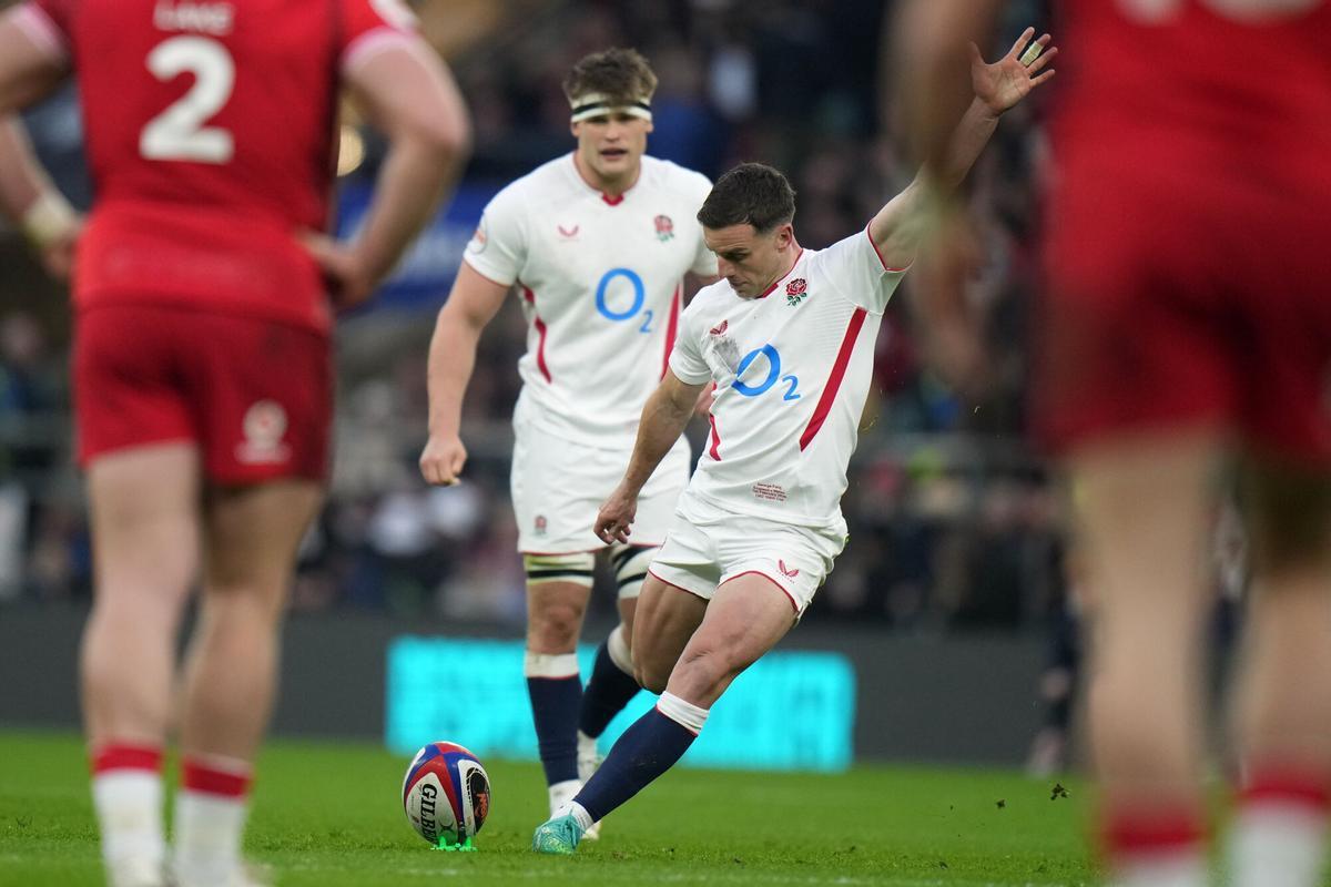 George Ford patea una conversión en el partido ante Gales