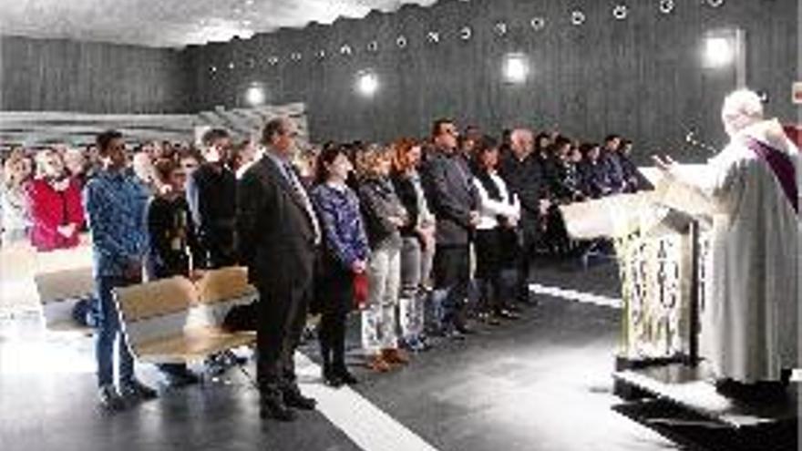 Un moment de la cerimònia, celebrada ahir al Tanatori de Girona.