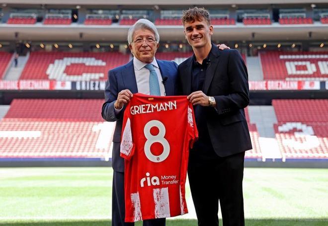 Griezmann, tras un paso accidentado como azulgrana, es presentado de nuevo con la camiseta del Atlético de Madrid el 8 de setiembre de 2021 (cedido por dos temporadas con opción de compra de 40 millones de euros)