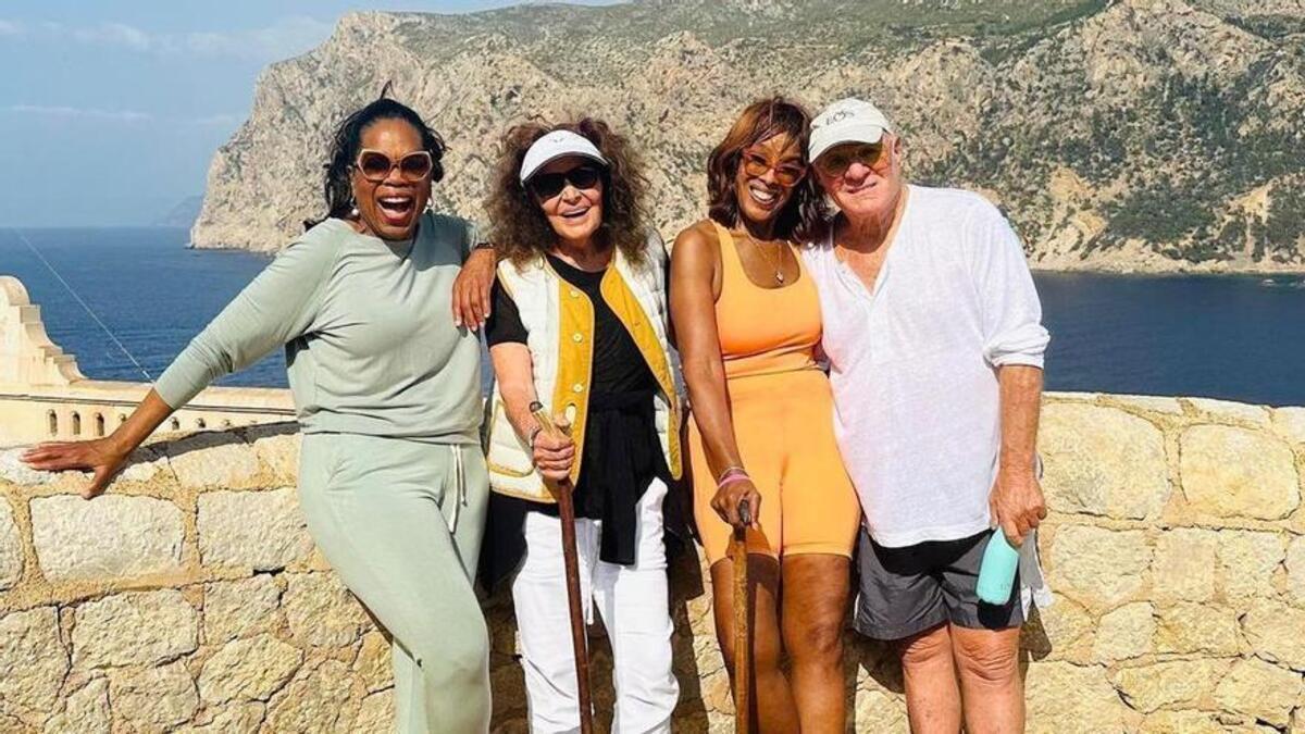 De izquierda a derecha, Oprah Winfrey,  Gayle King, Diana von Furstemberg y Barry Diller en el faro de Cap de Tramuntana de sa Dragonera