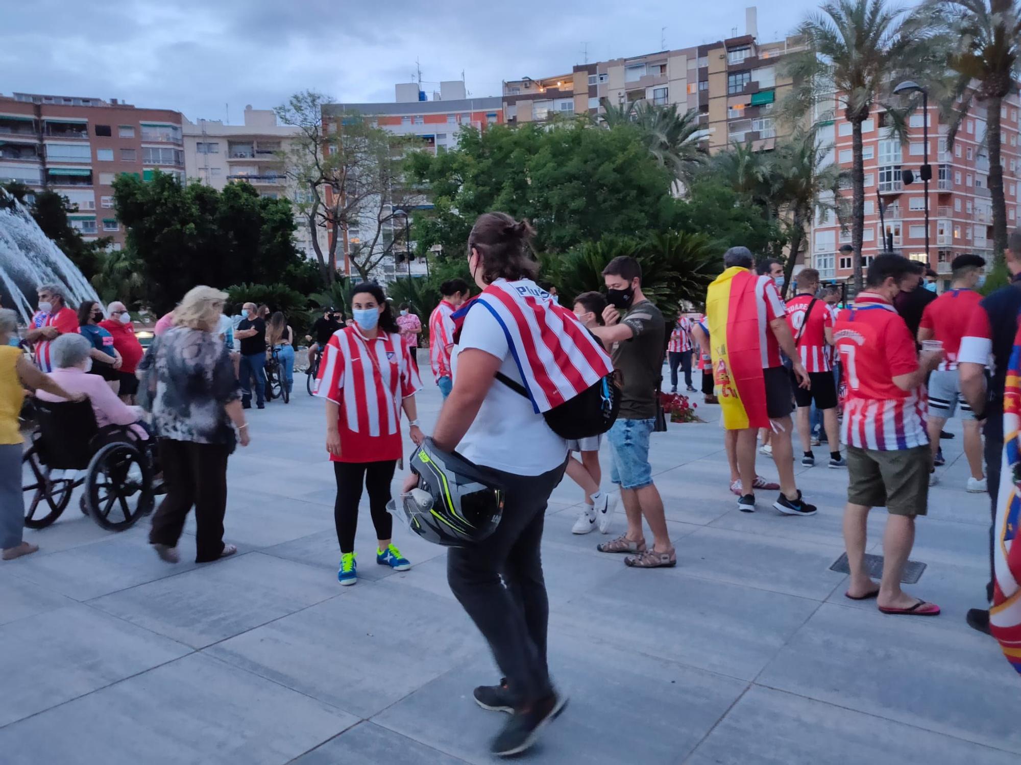 Seguidores murcianos del Atlético celebran el título en la Circular