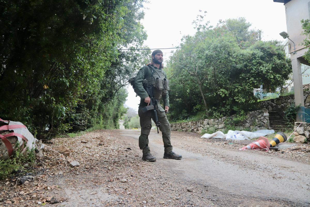 Lyons, francotirador del ejército israelí, en las calles de Hanita.