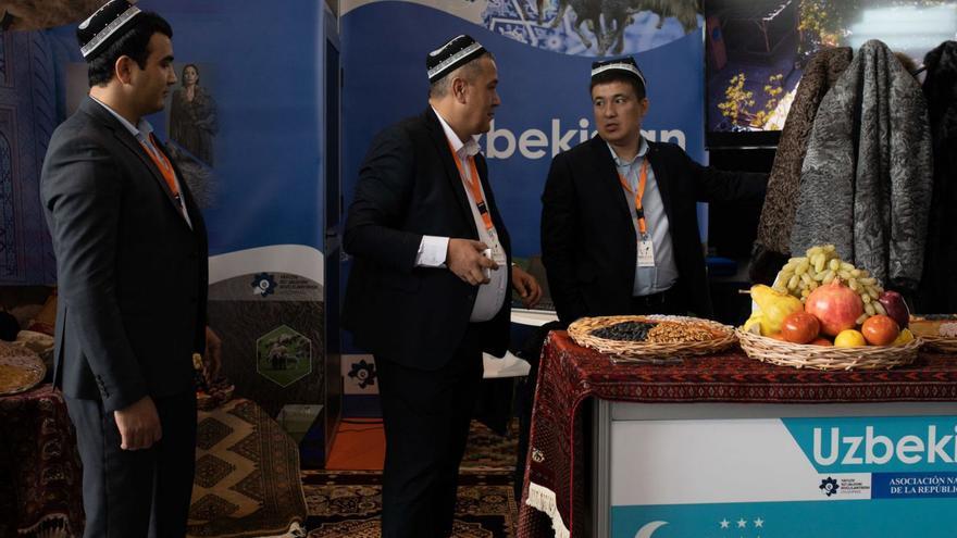 Parte de la delegación uzbeka, en su stand de la feria. |