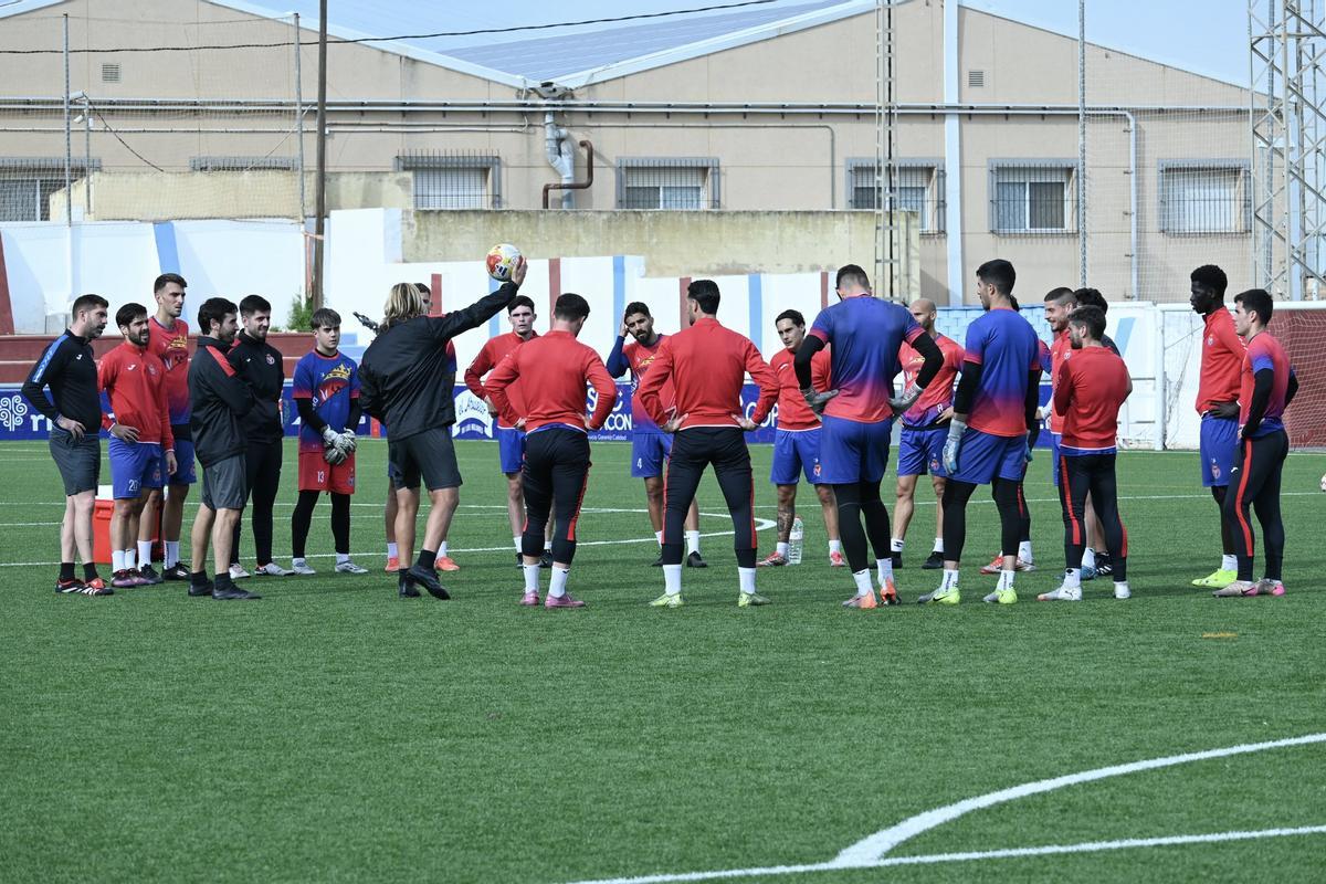 La plantilla de la Deportiva Minera, durante un entrenamiento de esta semana