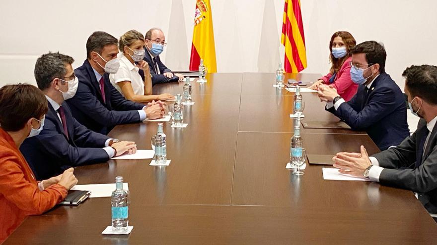 Les delegacions dels governs de Catalunya i de l’Estat s’han reunit a la Sala Torres Garcia del Palau, un cop acabada la reunió entre els presidents