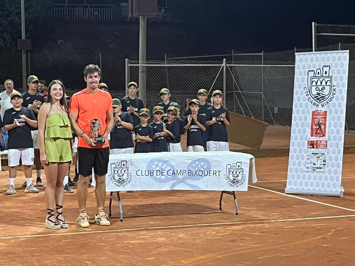 El campeón, Carlos López, con el trofeo del Orysol, junto a la Reina de la Fira de Xàtiva.