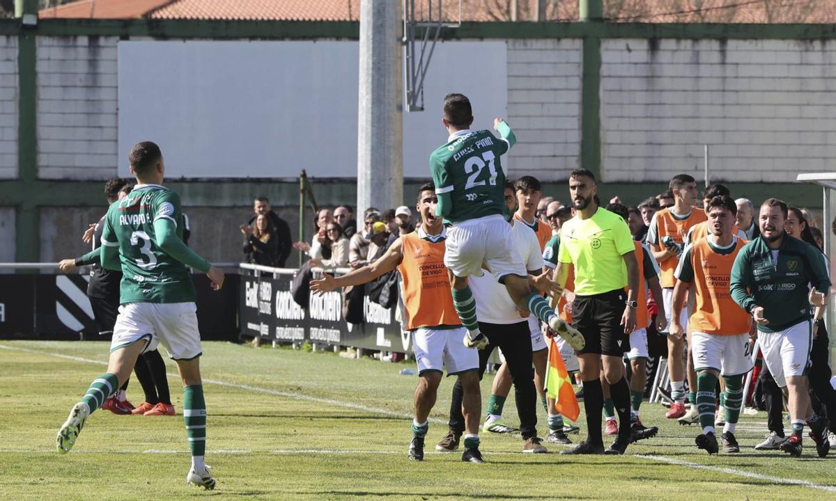 Guille Pinin celebra con sus compañeros el gol en el tiempo añadido que le permitió al Coruxo sumar los tres puntos ante la Sarriana. | ALBA VILLAR