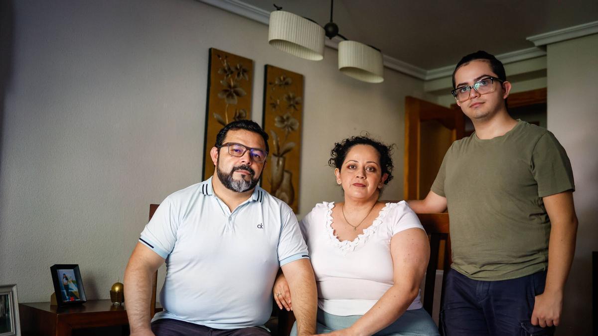 Hugo no consigue trabajo al negarle los empresarios el empleo por tener todavía el NIE provisional. Familia colombiana que tiene dificultades para subsistir con el proceso de regularización en marcha