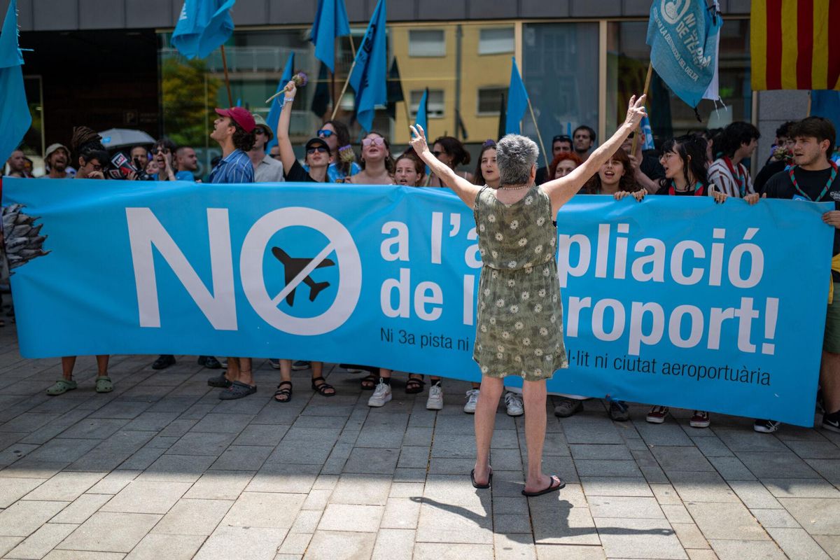 Varias personas durante una concentración contra la ampliación del Aeropuerto Josep Tarradellas Barcelona-El Prat?, a 14 de junio de 2025, en El Prat de Llobregat, Barcelona, Catalunya (España). El objetivo de la protesta, convocada por la plataforma Ni un pam de Terra, es mostrar el rechazo ciudadano al proyecto de ampliación de la tercera pista del aeropuerto que, según los convocantes, tendrá un grave impacto ambiental y social sobre espacios protegidos como La Ricarda y el Remolar, en el delta del Llobregat. 14 JUNIO 2025;AEROPUERTO;MANIFESTACIÓN;AMPLIACIÓN;PROTESTA Lorena Sopêna / Europa Press 14/06/2025. Lorena Sopêna;