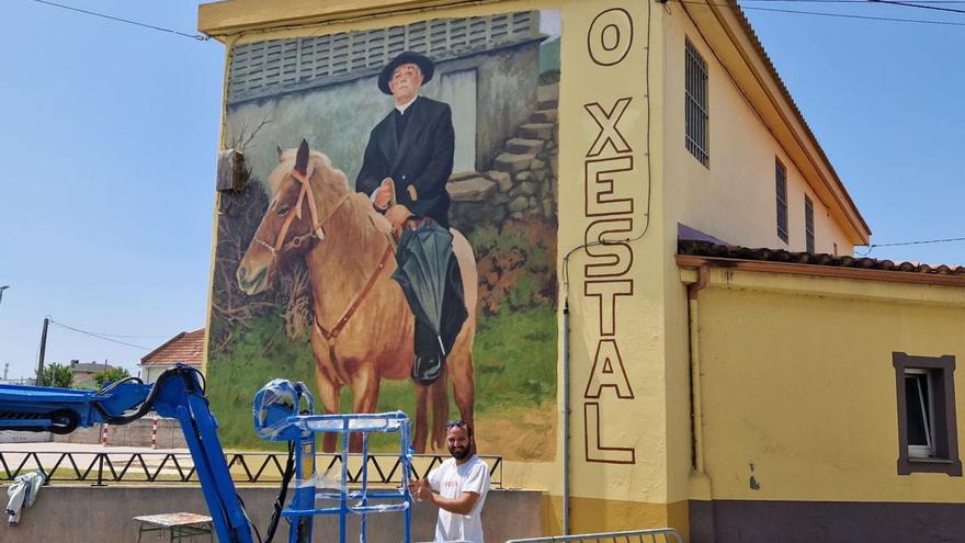 Yoseba Muruzábal ao pé do seu mural dedicado ao artista carballés Carlos O Xestal
