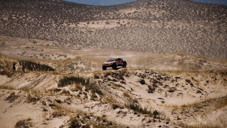 Peterhansel presiona a Sainz en el Dakar