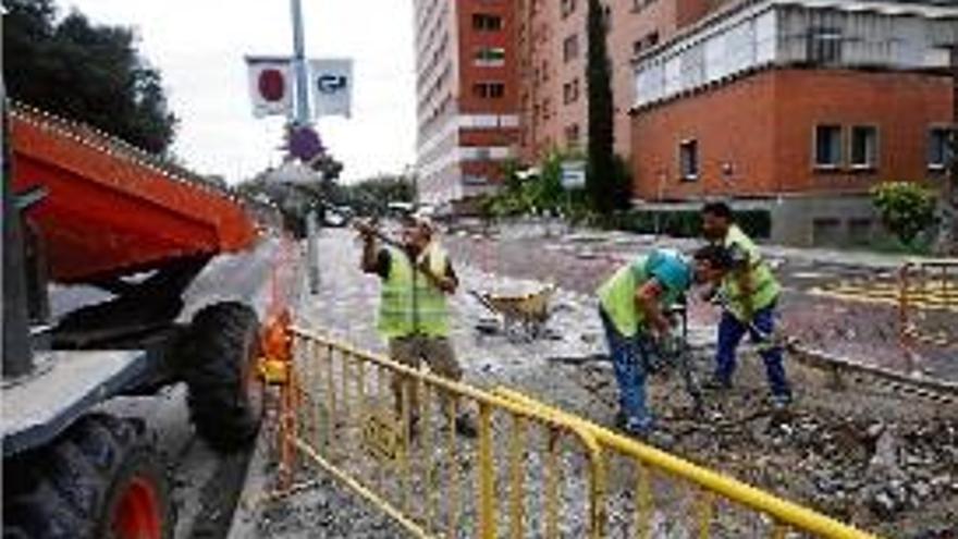 Obres al tram pendent del carril bici davant del Trueta.