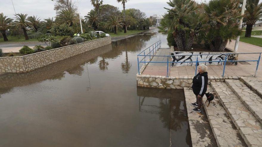 Parte del paseo inundado, a la altura del canal de la Lonja.