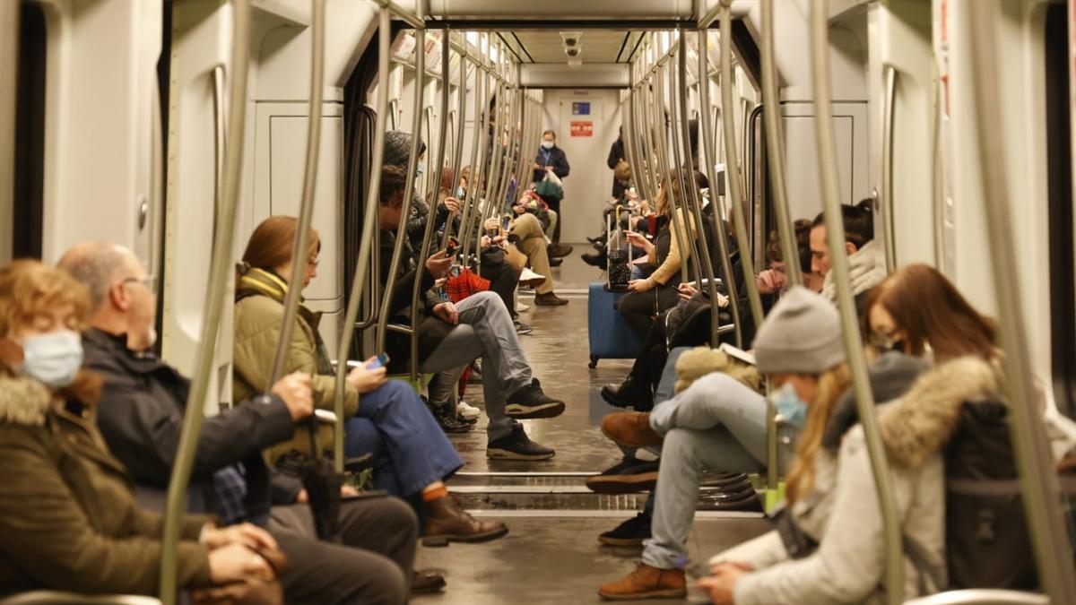 Primer día sin mascarillas en el metro de València