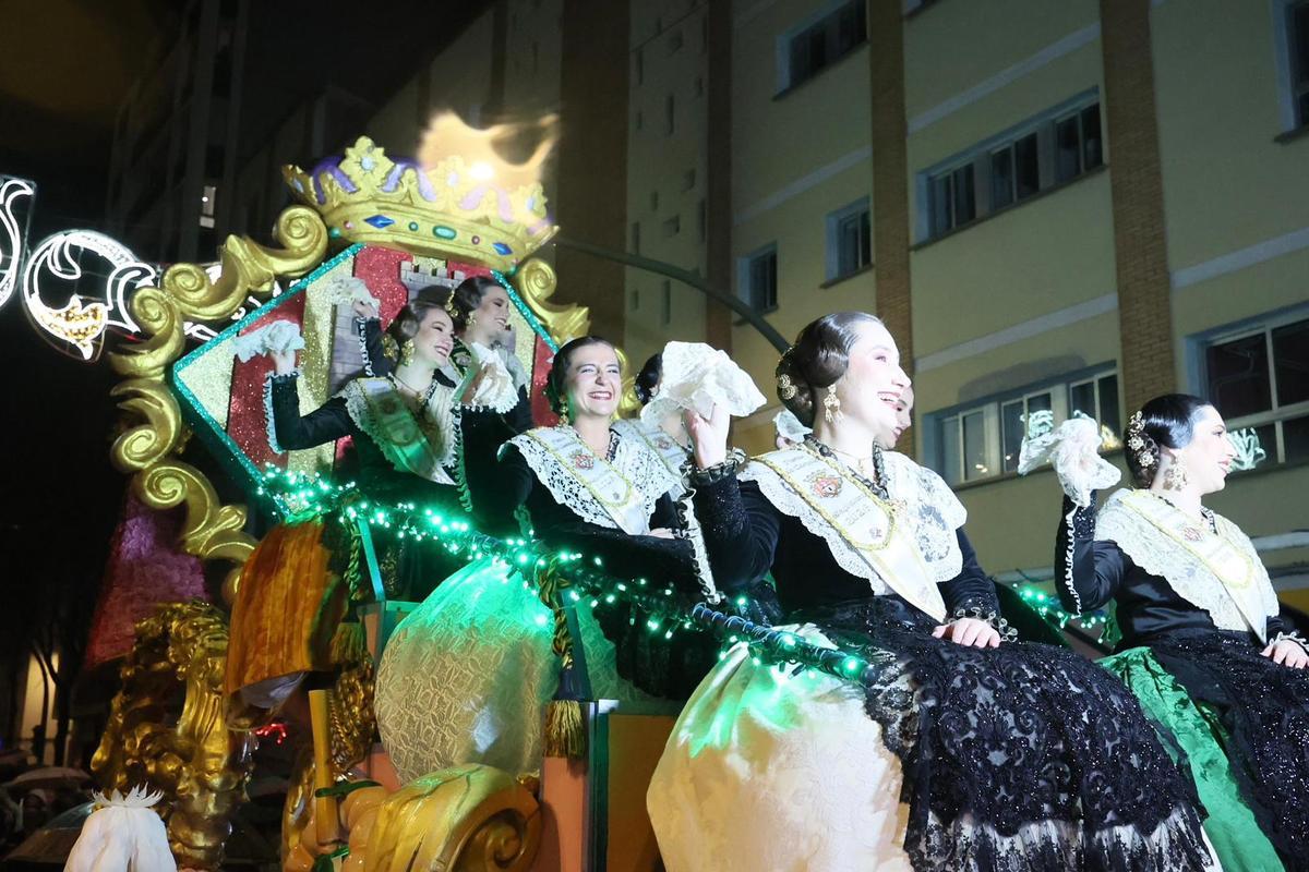 La reina, Clara Sanz, en su carroza.