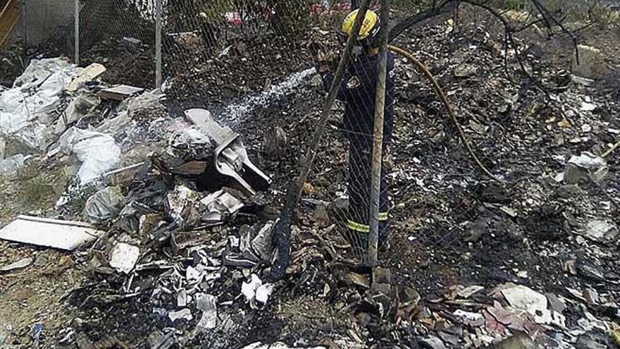 Un bombero, durante las tareas de extinción del incendio.