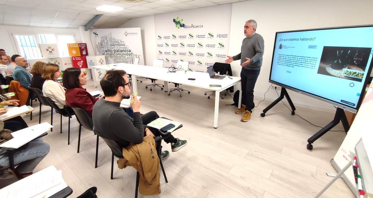 Foto de la primera jornada de trabajo celebrada en Soneja para trazar el plan.