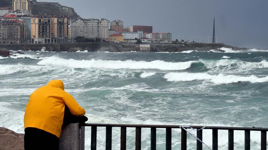 A Coruña mantiene hoy el cierre de parques, playas, y accesos al paseo por el temporal