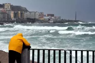 A Coruña mantiene hoy el cierre de parques, playas, y accesos al paseo por el temporal